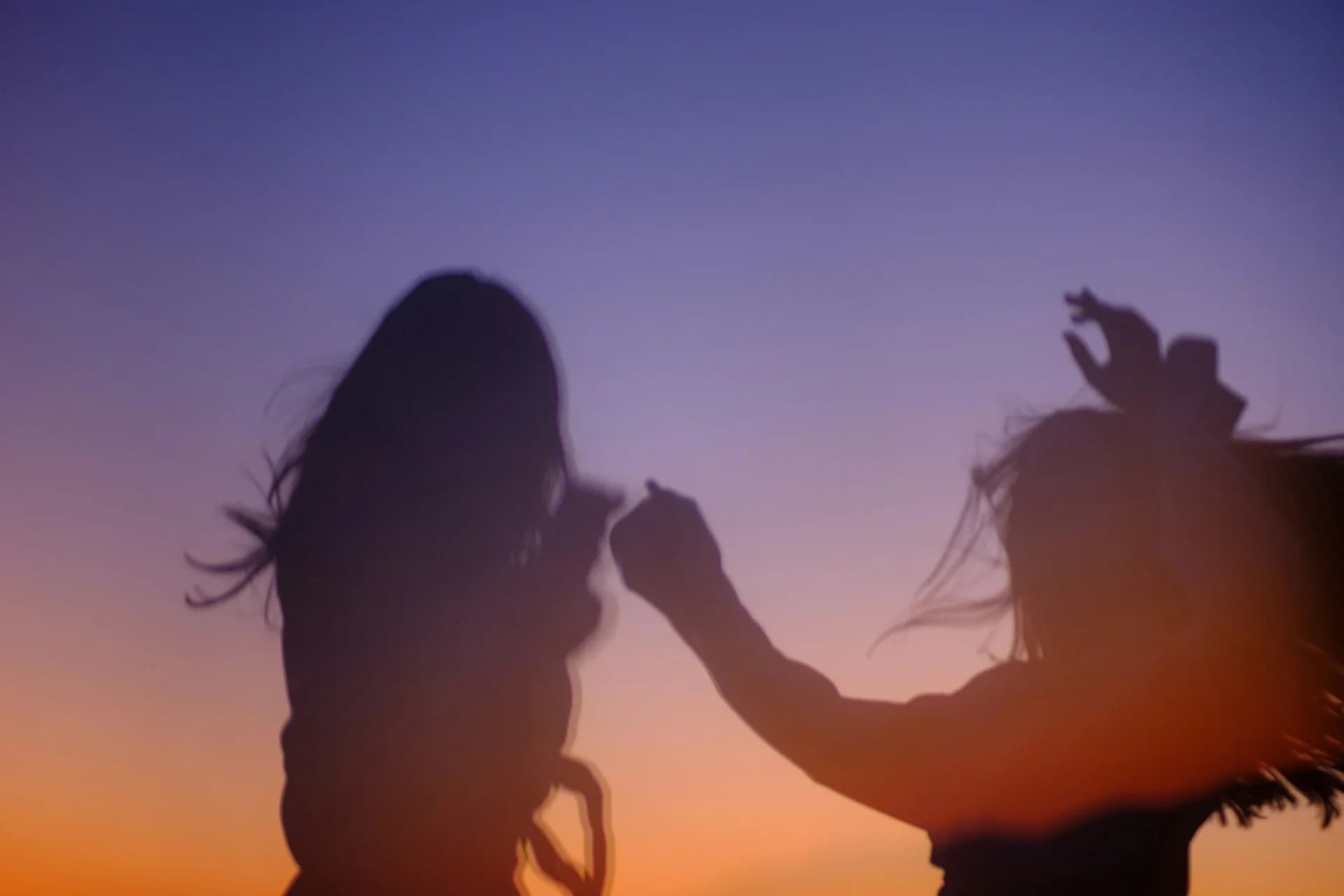 Danse ecstatique au coucher du soleil