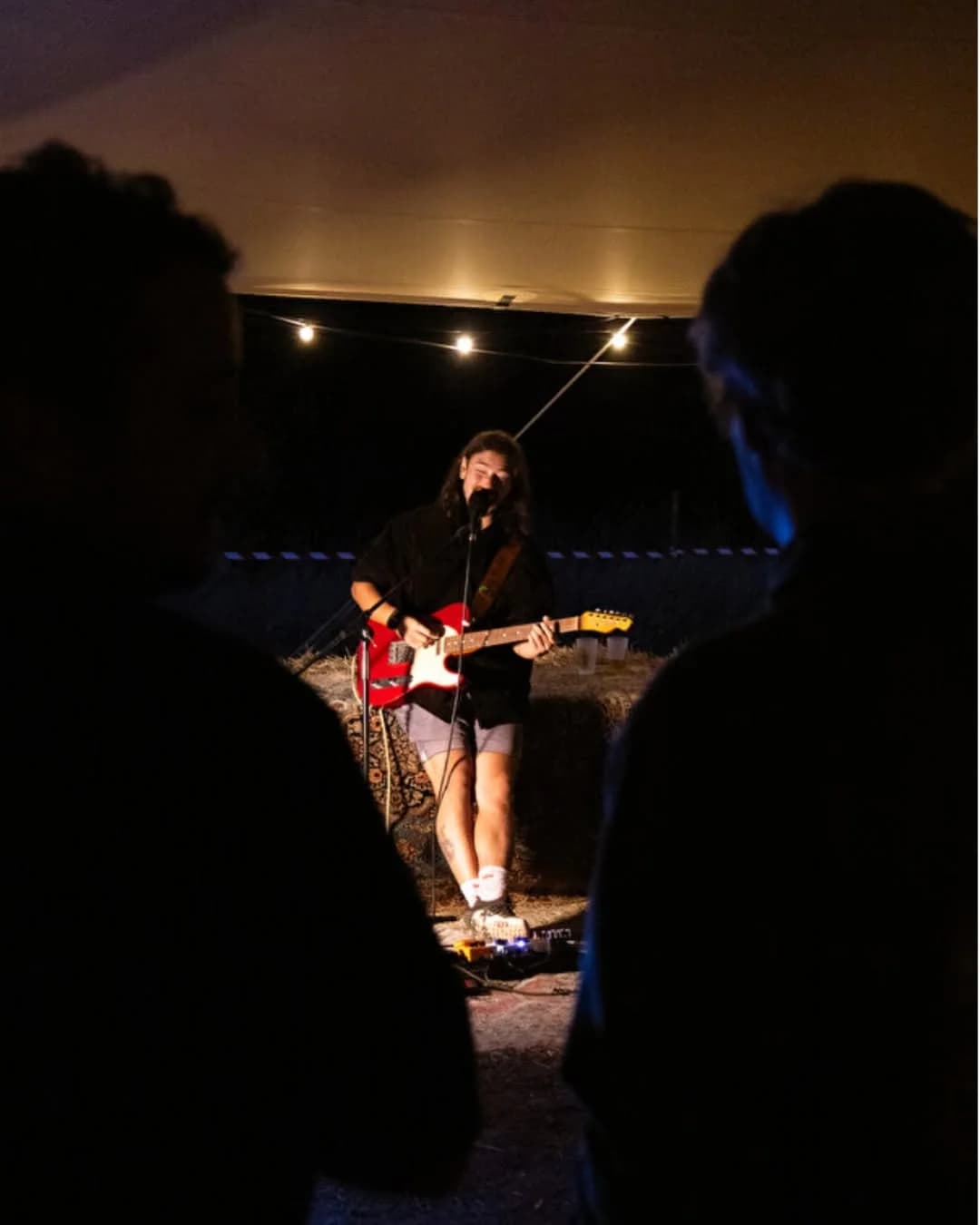 Concert à la bougie sous la tente