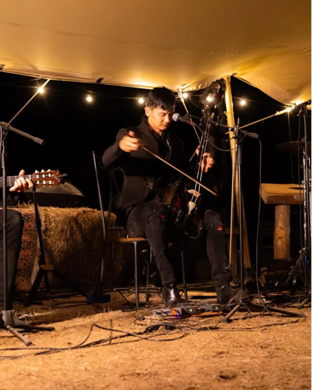 Musicien au violoncelle le soir